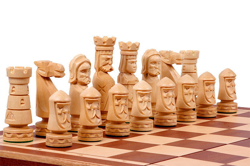 Jeu d'échecs en bois sculpté DU CHÂTEAU (60 x 60 cm) avec l'échiquier en marqueterie de bois d'acajou et sycomore - 9208fe73af0af1403d47c2e6a672d382