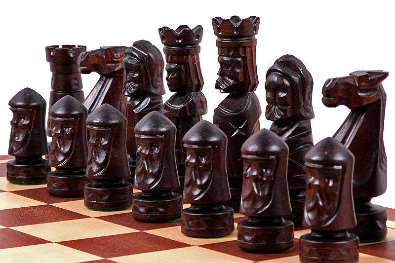 Jeu d'échecs en bois sculpté DU CHÂTEAU (60 x 60 cm) avec l'échiquier en marqueterie de bois d'acajou et sycomore - 865786dad1cfd9bbea82b0cdaea8b2e6