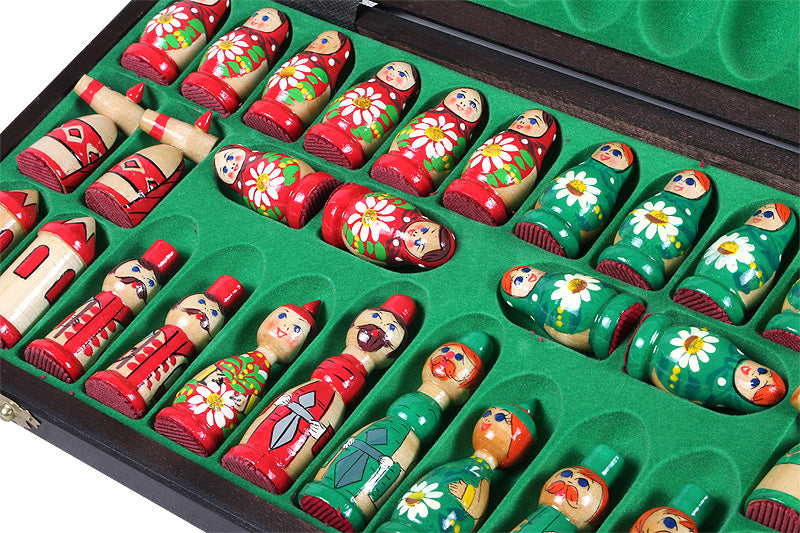 Jeu d'Echecs BABOUCHKA VERT sculpté en bois de bouleau, de taille moyenne (42 x 42cm) - Ensemble Complet - d9f37fb5afe574a920963f41d6d4ab36