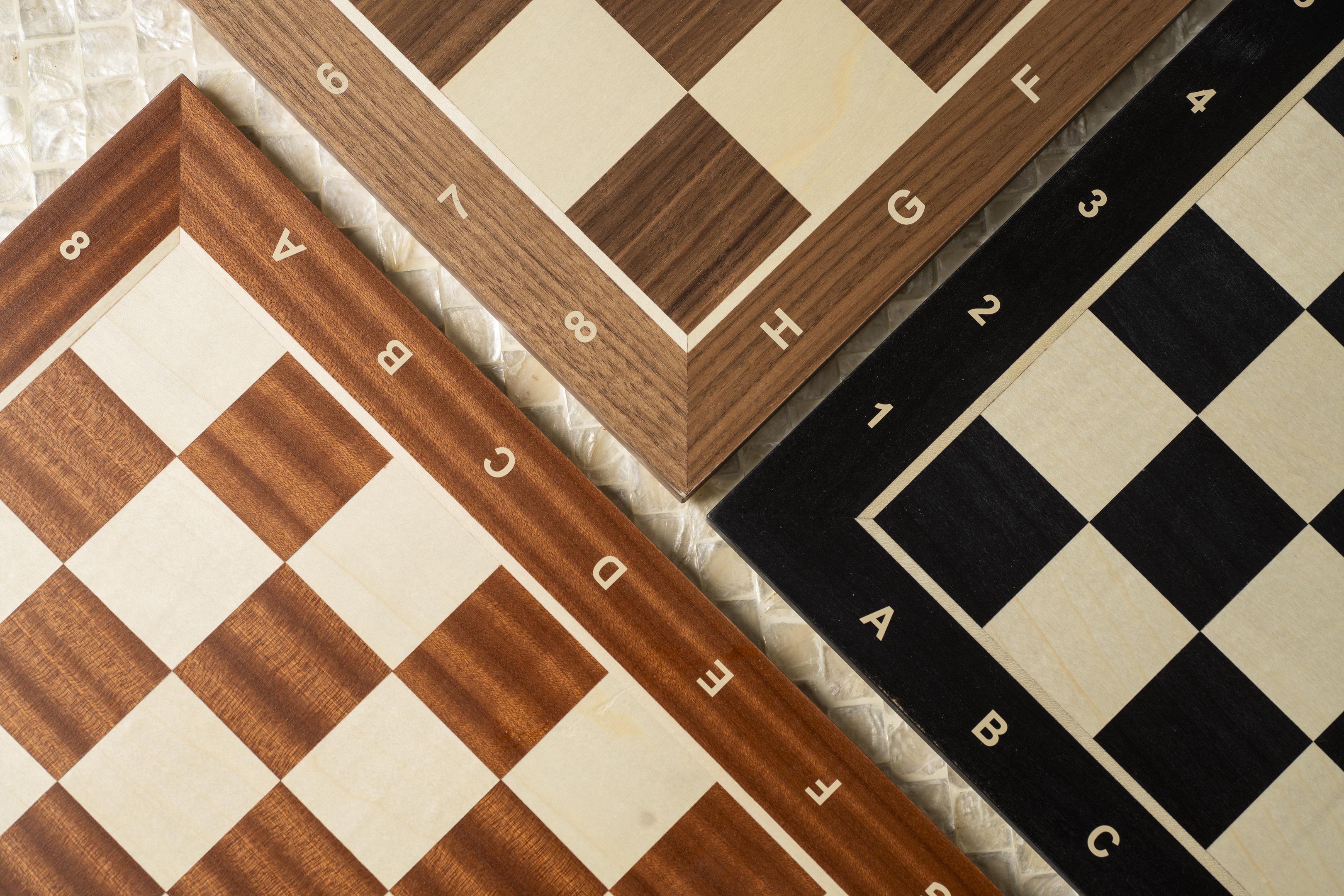 Echiquier en marqueterie de bois d'Acajou et Sycomore - échiquier classique de Taille 4 avec notation alphanumérique - Echiquier en marqueterie de bois d'Acajou et Sycomore - échiquier classique de Taille 4 avec notation alphanumérique