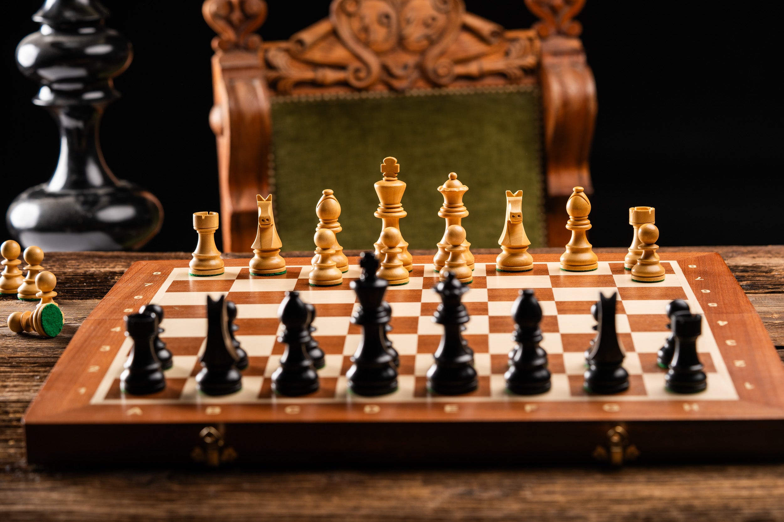 Jeu d'échecs de tournoi avec les pièces German Knight en bois teinté de taille 5 (48x48cm) - L'ensemble complet - c584a7a73bc9704054ec76d1e0385319