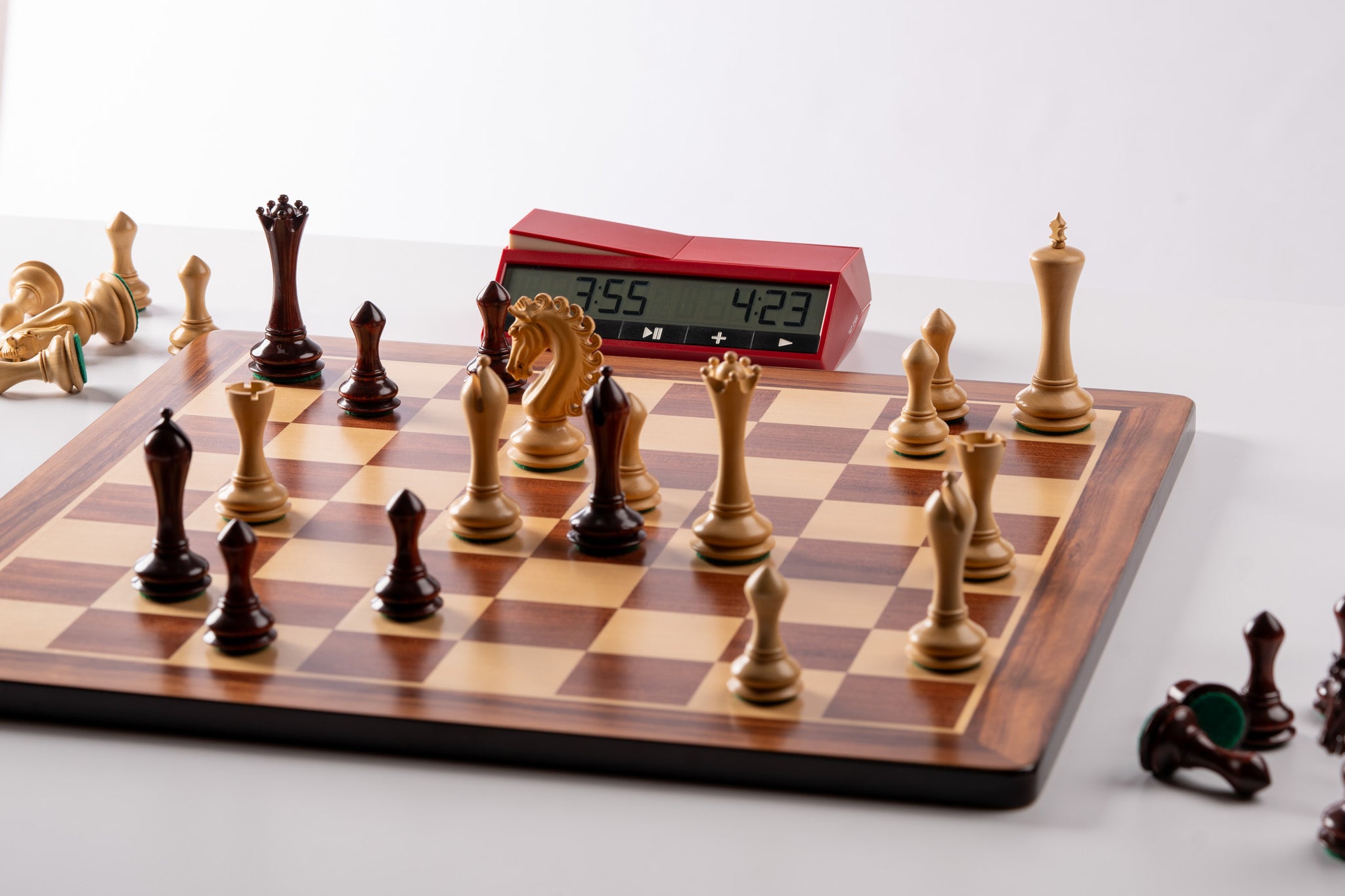 Pièces d'échecs Empire Redwood en bois de padouk et buis - Taille 4,25'' - Pièces d'échecs Empire Redwood en bois de padouk et buis - Taille 4,25''