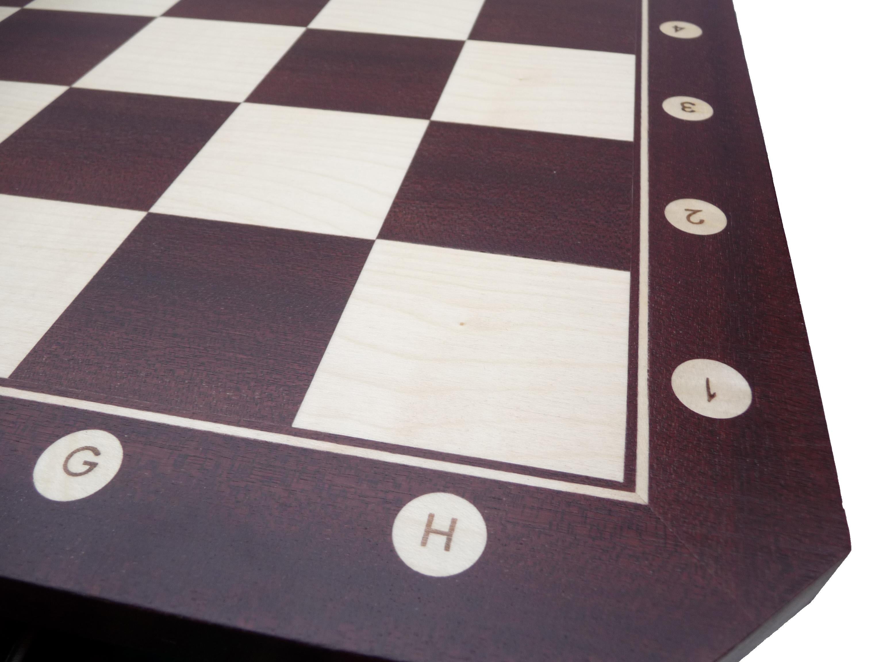 Table d'échecs en bois foncé avec un plateau carrré avec les coordonnées, sans pièces d'échecs - Table d'échecs en bois foncé avec un plateau carrré avec les coordonnées, sans pièces d'échecs
