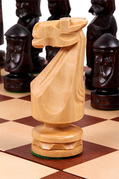 Jeu d'échecs en bois sculpté DU CHÂTEAU (60 x 60 cm) avec l'échiquier en marqueterie de bois d'acajou et sycomore - 20a89b6bd0c4bfc61c8232e42d060dcf