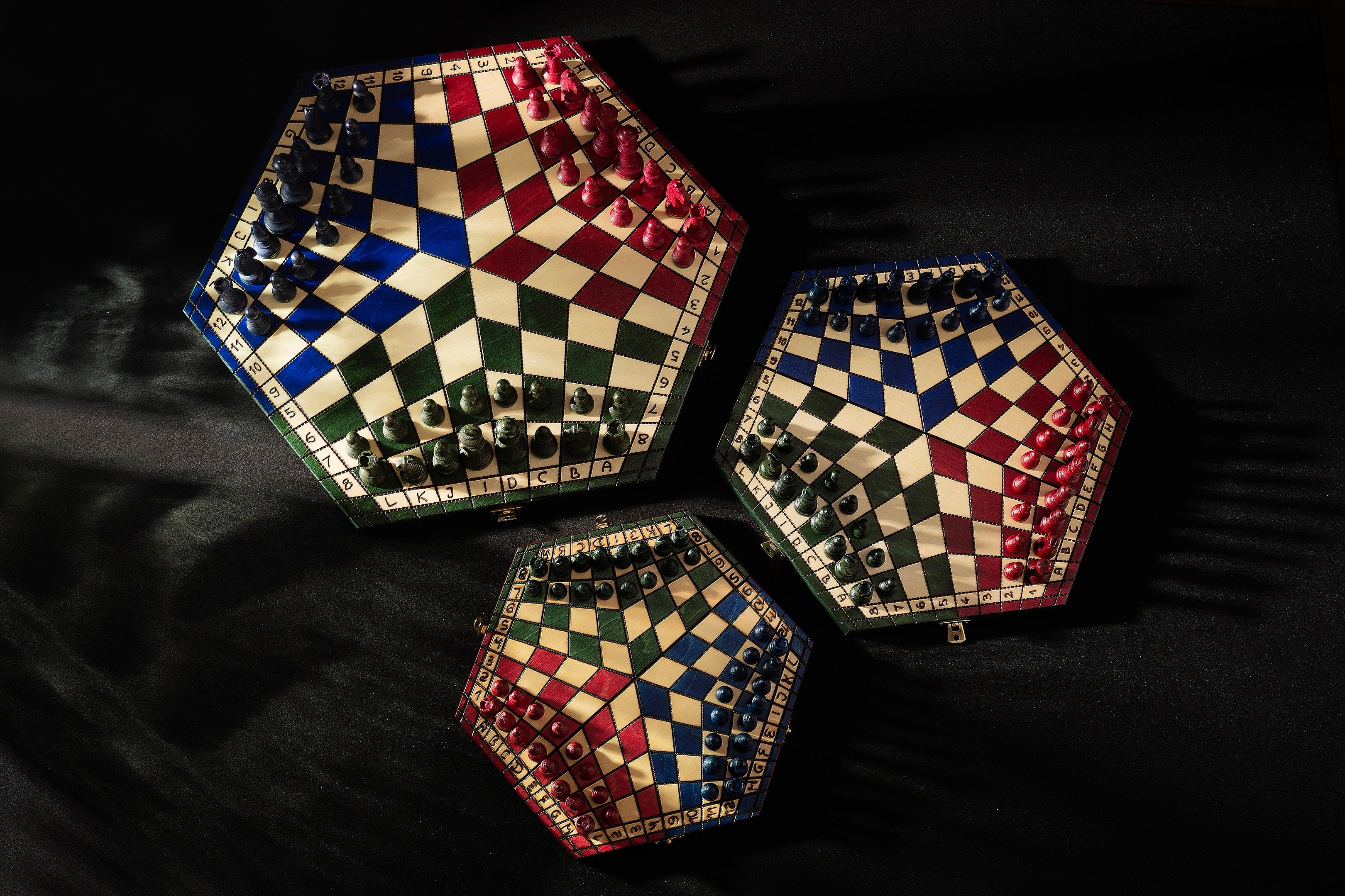 Jeu d'échecs en bois YALTA 3 Joueurs de grande taille (54 x 47 cm) - jeu tricolore - Jeu d'échecs en bois YALTA 3 Joueurs de grande taille (54 x 47 cm) - jeu tricolore