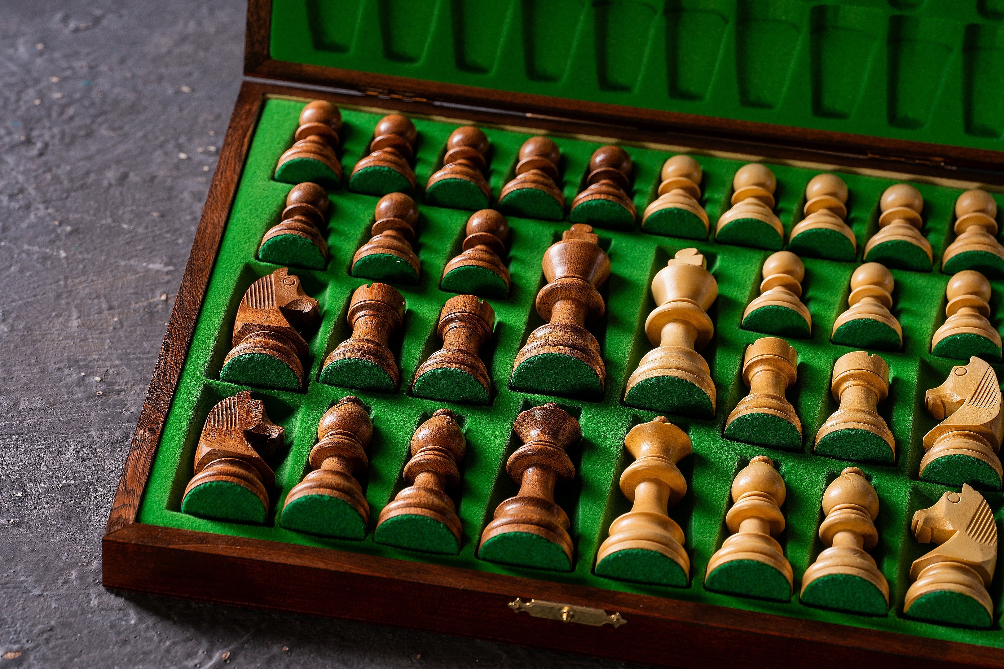 Coffret Luxe de bois pour rangement des pieces d'echecs de taille 5 - teinté en acajou - Coffret Luxe de bois pour rangement des pieces d'echecs de taille 5 - teinté en acajou