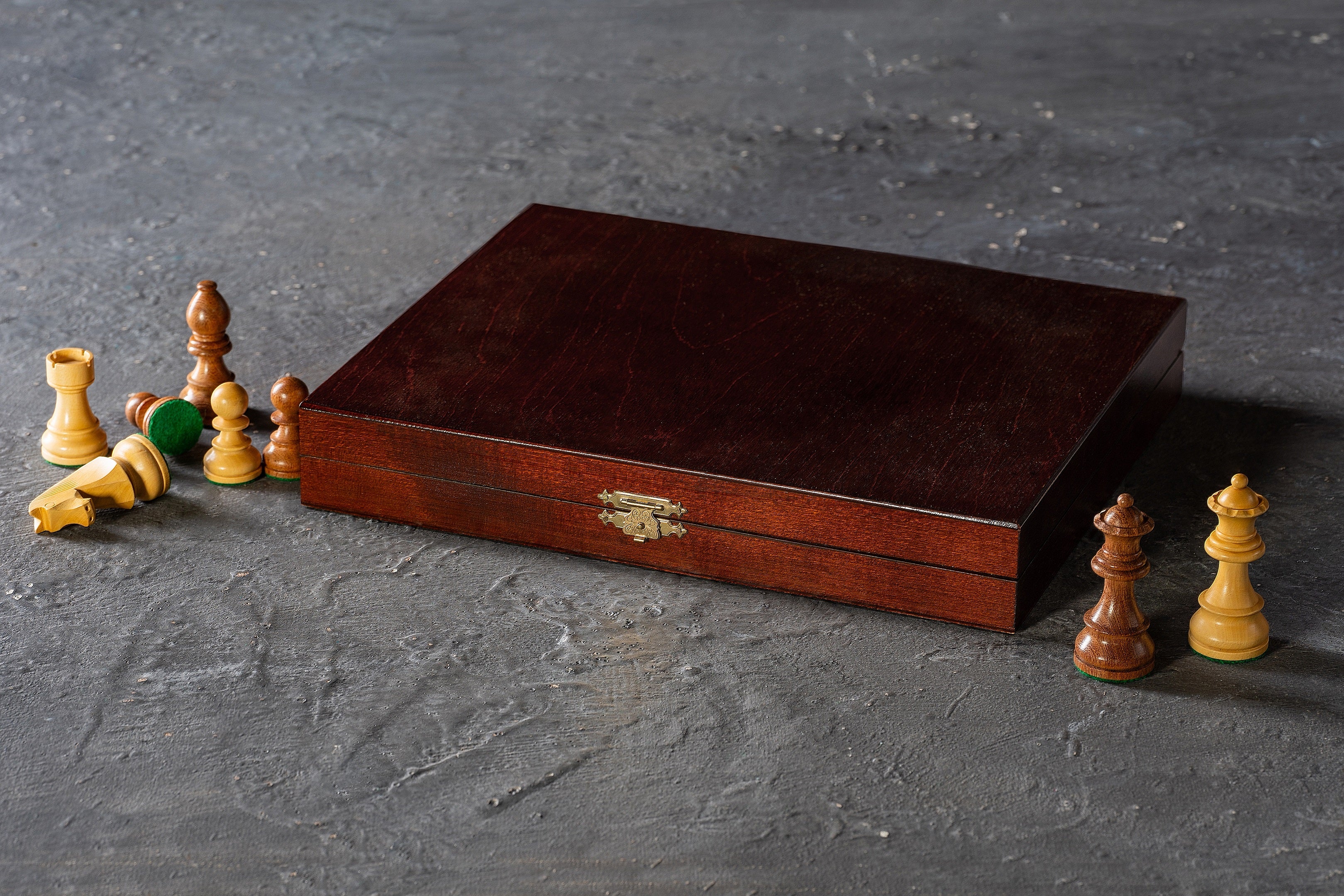 Coffret Luxe de bois pour rangement des pieces d'echecs de taille 5 - teinté en acajou - Coffret Luxe de bois pour rangement des pieces d'echecs de taille 5 - teinté en acajou