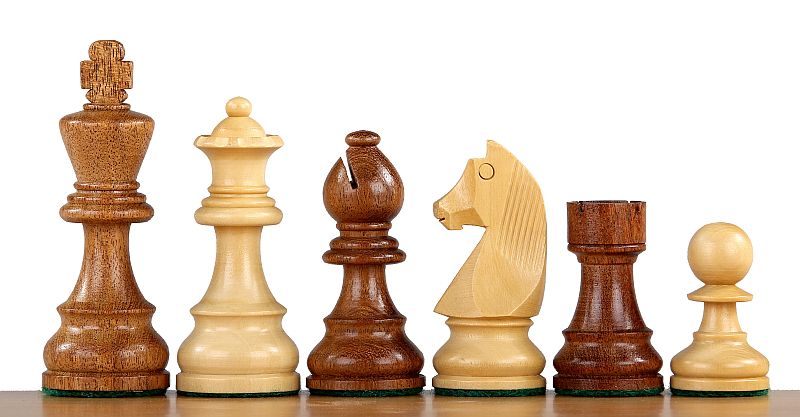 Échiquier avec coordonnées en marqueterie de bois de padouk et sycomore + Pièces d'échecs Timeless Acacia - Ensemble de taille 5 - Échiquier avec coordonnées en marqueterie de bois de padouk et sycomore + Pièces d'échecs Timeless Acacia - Ensemble de taille 5
