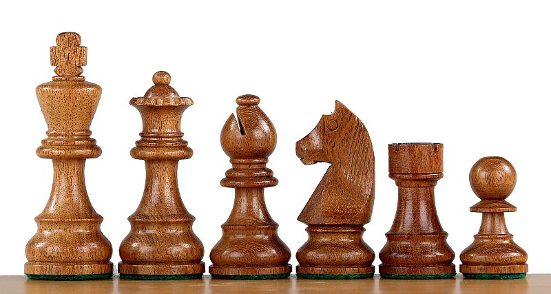 Échiquier avec coordonnées en marqueterie de bois de noyer et sycomore + Pièces d'échecs Timeless Acacia - Ensemble de taille 6 - Échiquier avec coordonnées en marqueterie de bois de noyer et sycomore + Pièces d'échecs Timeless Acacia - Ensemble de taille 6