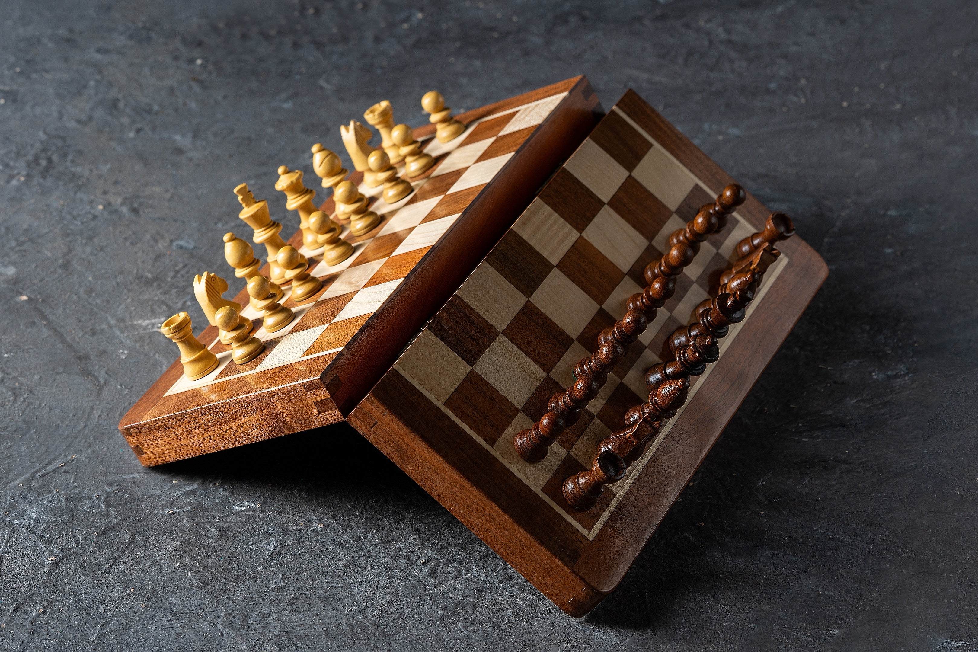 Jeu d'échecs Magnétique Pliant en bois d'acacia et buis de petite taille (30x30cm) - f937b5d3f413991bbe169ffa1ecec8c9