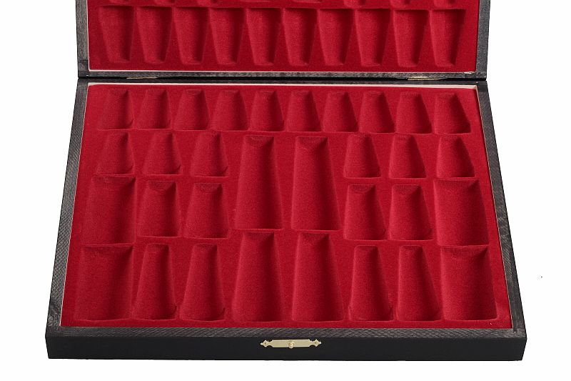 Elegantes piezas de ajedrez en un estuche de madera negro - Elegantes piezas de ajedrez en un estuche de madera negro