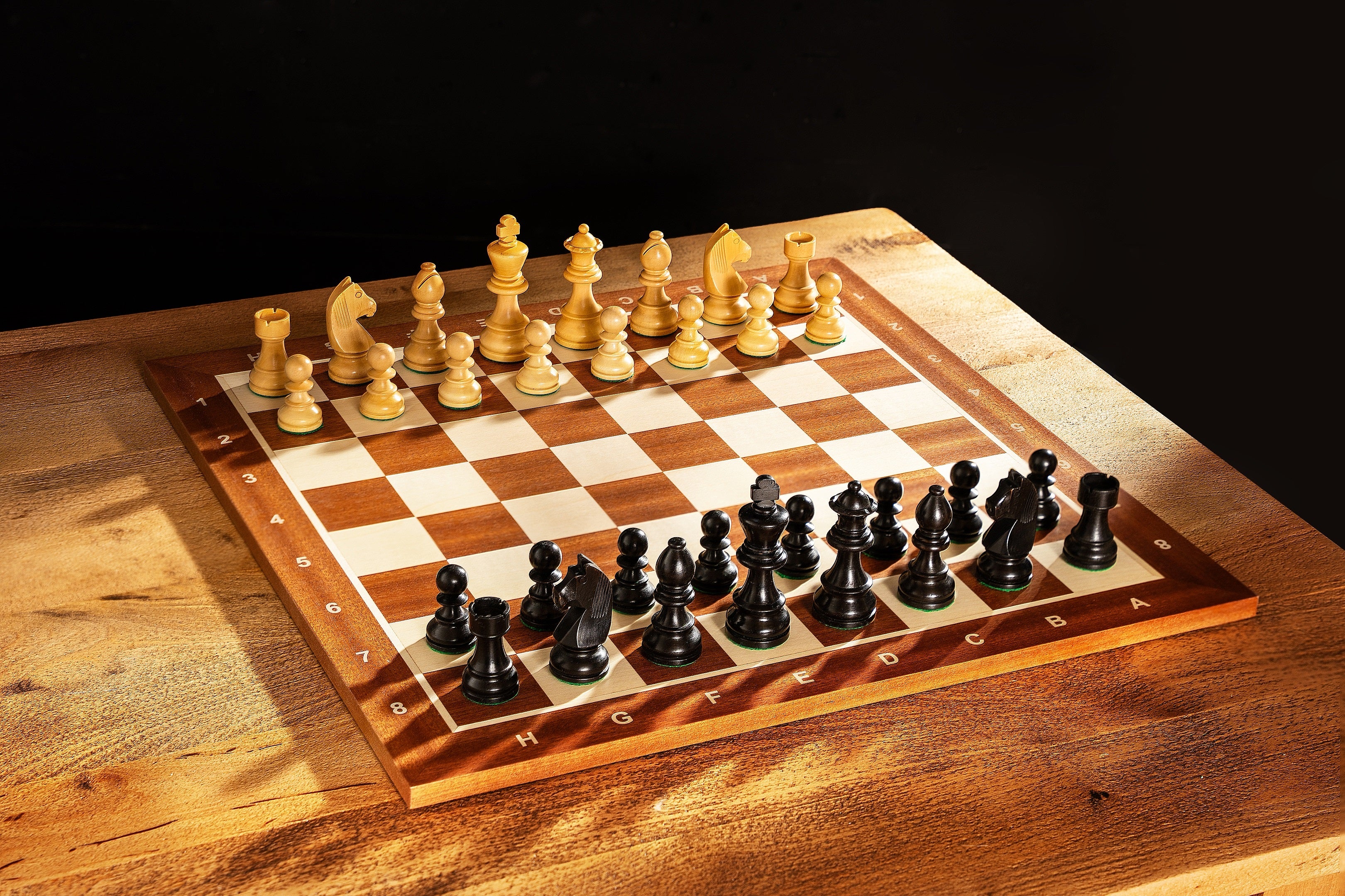 Échiquier avec coordonnées en marqueterie de bois d'acajou et sycomore + Pièces d'échecs Timeless Ebonized - Ensemble de taille 6 - Échiquier avec coordonnées en marqueterie de bois d'acajou et sycomore + Pièces d'échecs Timeless Ebonized - Ensemble de taille 6