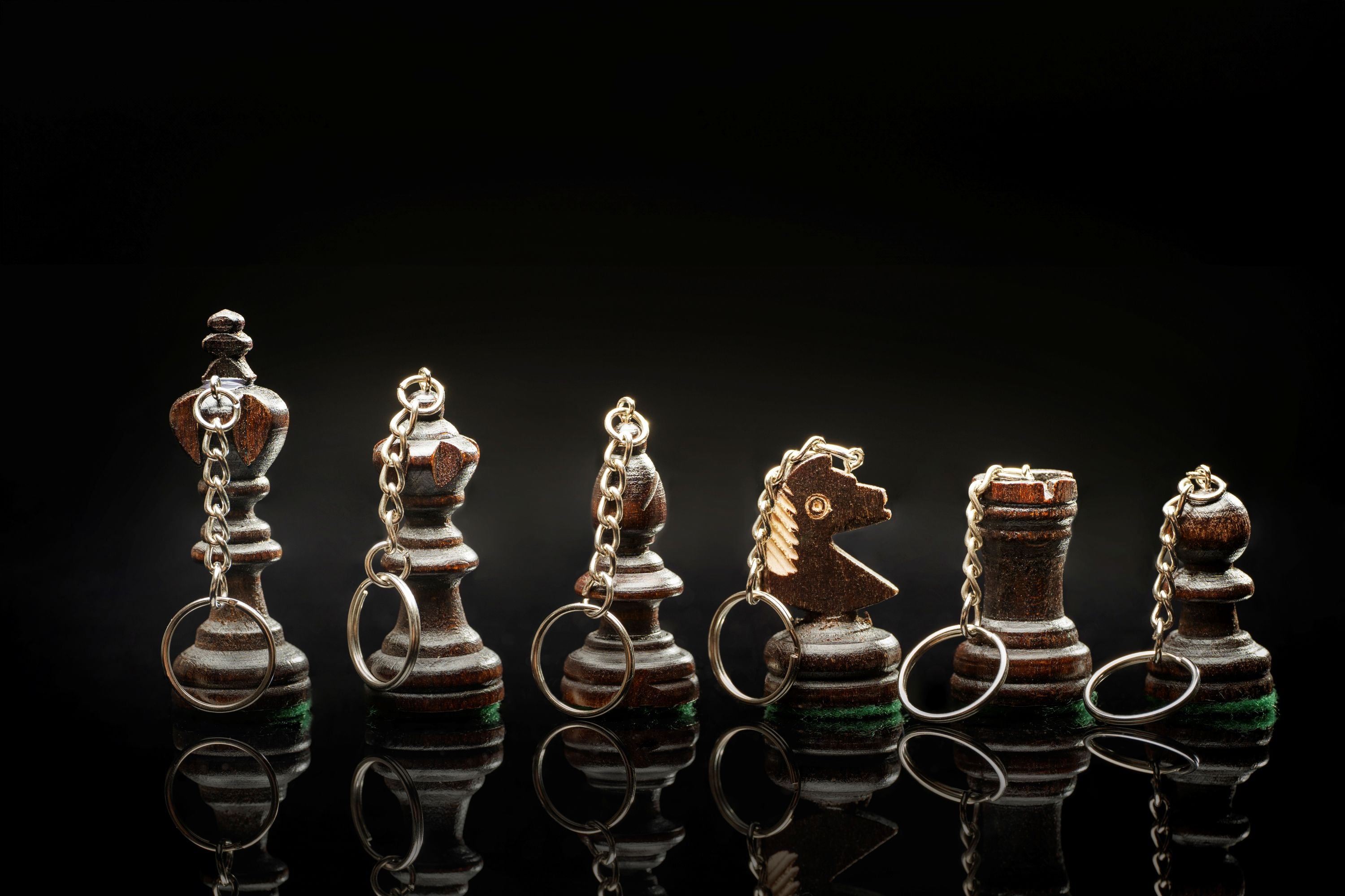 Porte clé - Dame noir / Pièce d'échecs en bois teinté en noir - Porte clé - Dame noir / Pièce d'échecs en bois teinté en noir