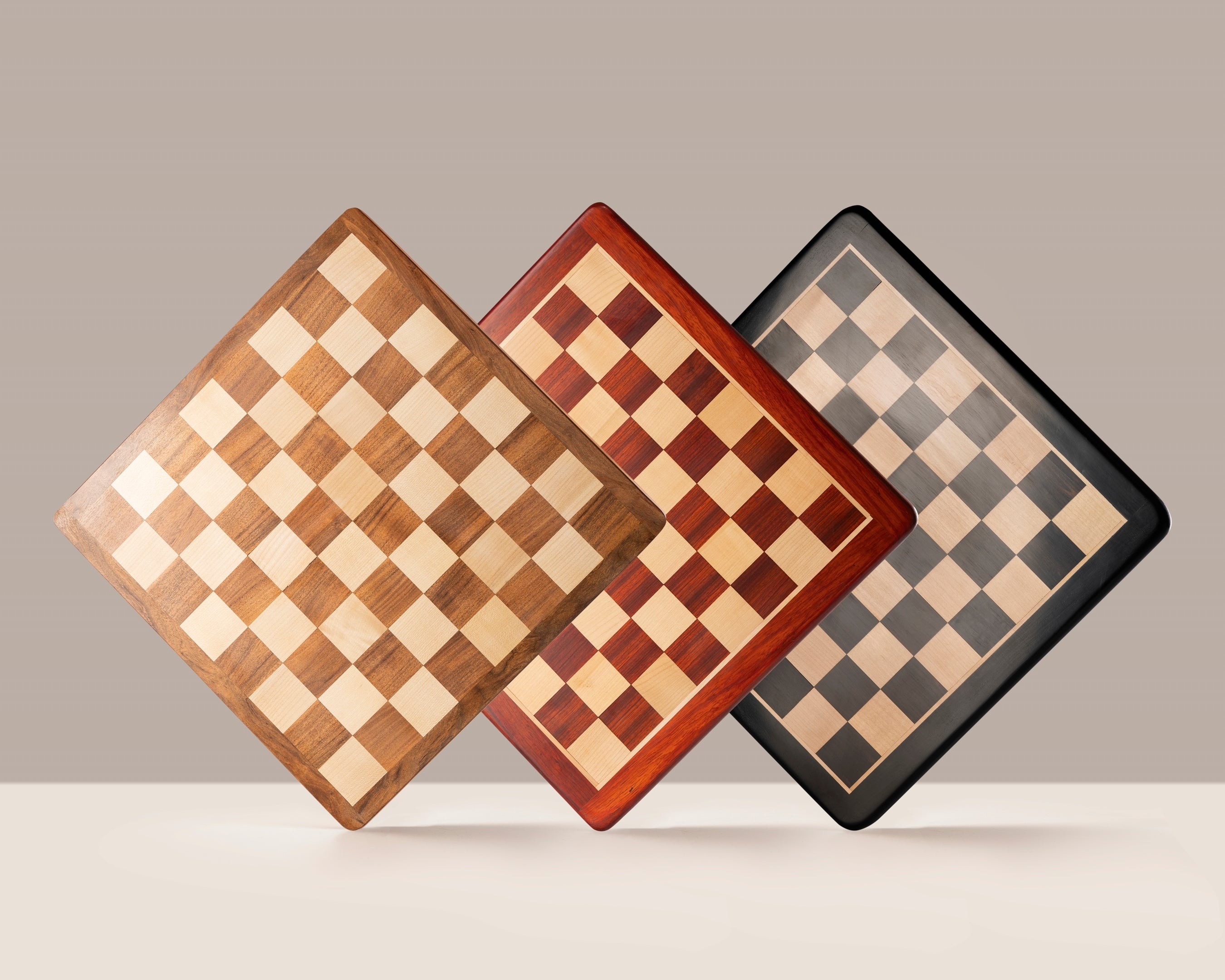 Échiquier Luxe avec les coins arrondis, en bois massif en marqueterie de bois de padouk et de buis (cases de 55x55mm) - échiquier de taille 5+ sans coordonnées - d1ae702ad174d30040dcb075f4fe7392