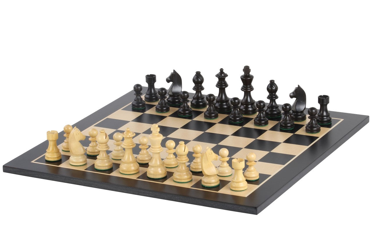 Échiquier en marqueterie de bois de sycomore naturel et teinté + Pièces d'échecs Timeless Ebonized - Ensemble de taille 5 - Échiquier en marqueterie de bois de sycomore naturel et teinté + Pièces d'échecs Timeless Ebonized - Ensemble de taille 5