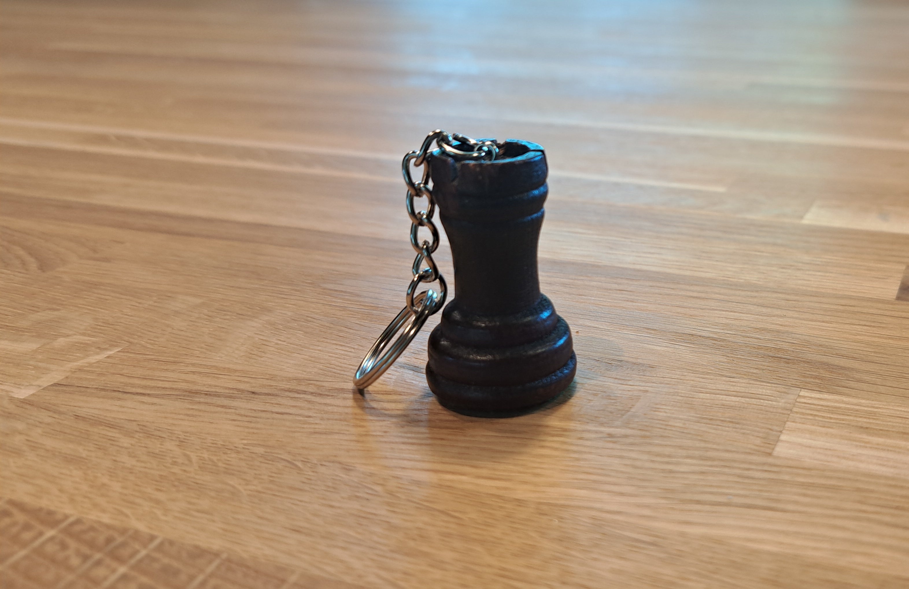 Porte clé - Tour noire / Pièce d'échecs en bois teinté en noir - Porte clé - Tour noire / Pièce d'échecs en bois teinté en noir
