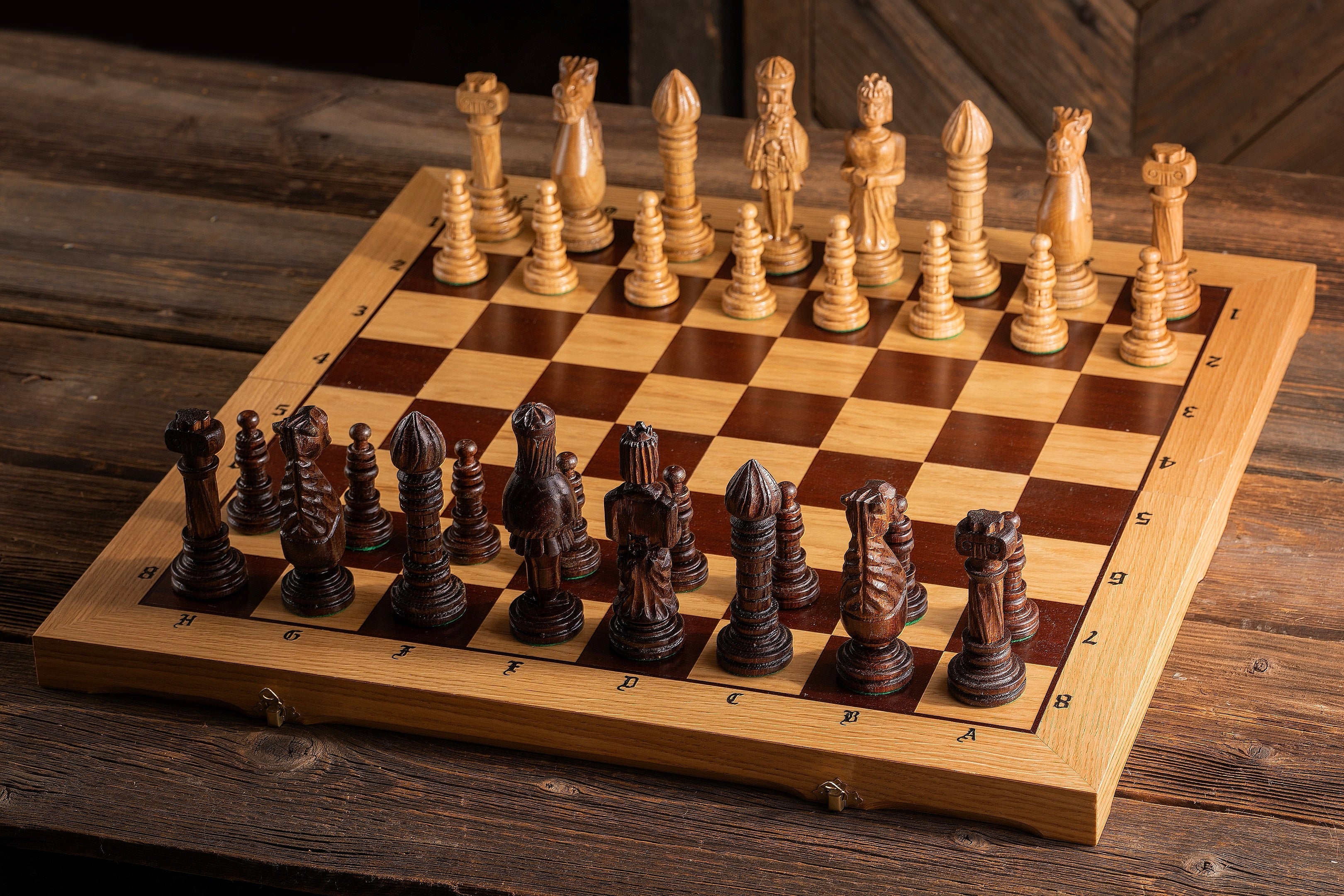 Jeu d'échecs de CHÊNE sculpté de grande taille (65 x 65 cm) - 94efdf9643127acd345a79990412210a