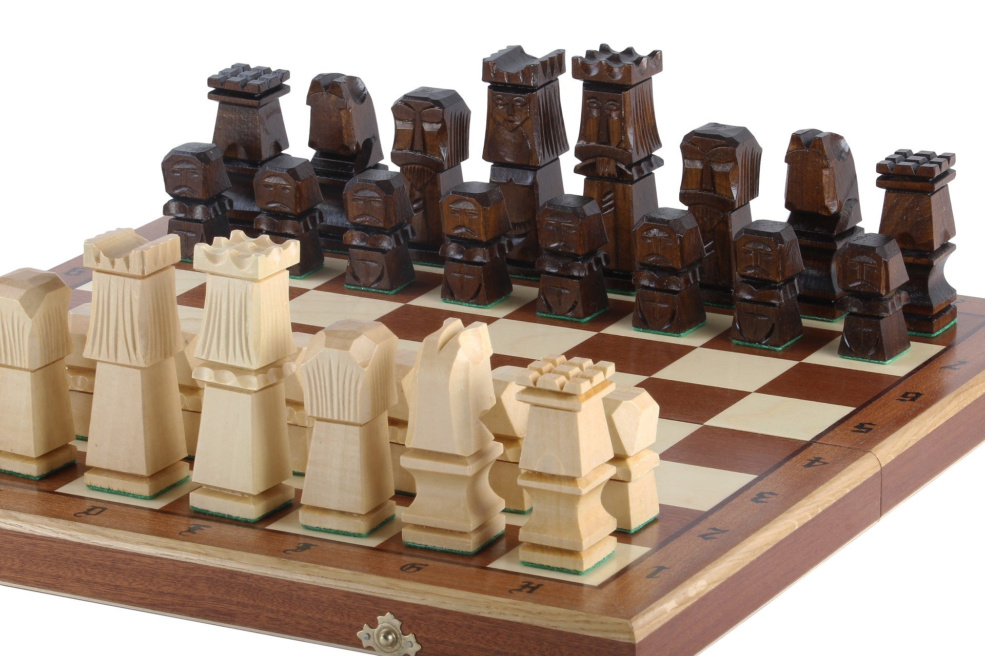 Jeu d'échecs ORAWA sculpté en bois avec l'échiquier en marqueterie de bois d'acajou et sycomore (49 x 49cm) - Jeu d'échecs ORAWA sculpté en bois avec l'échiquier en marqueterie de bois d'acajou et sycomore (49 x 49cm)