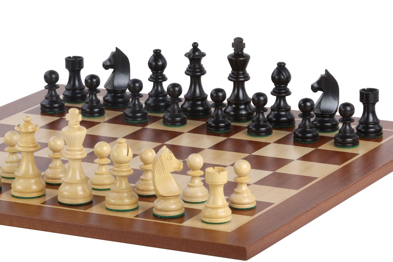 Échiquier avec coordonnées en marqueterie de bois de padouk et sycomore + Pièces d'échecs Timeless Ebonized - Ensemble de taille 5 - Échiquier avec coordonnées en marqueterie de bois de padouk et sycomore + Pièces d'échecs Timeless Ebonized - Ensemble de taille 5