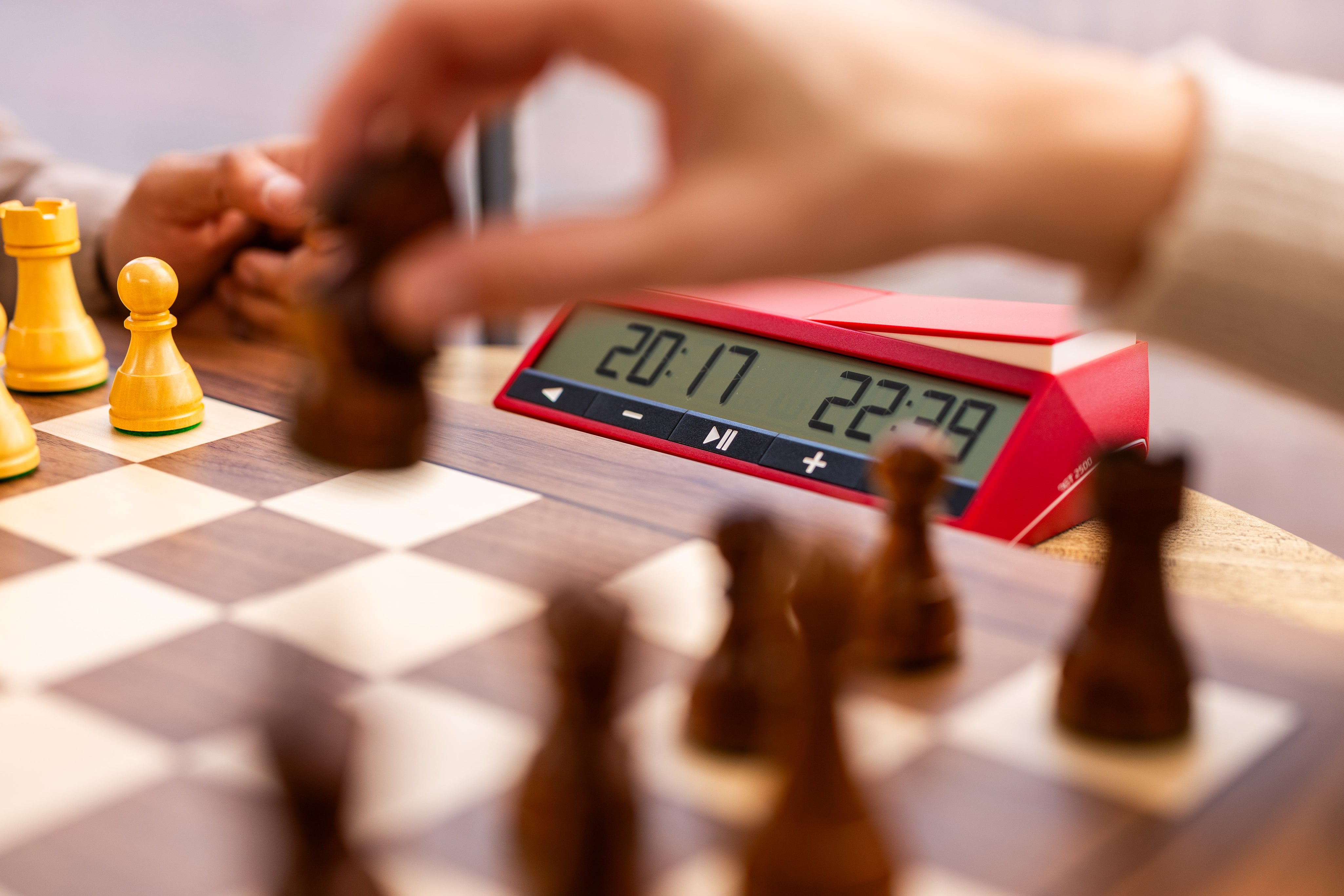 Relojes de ajedrez DGT y relojes digitales para torneo