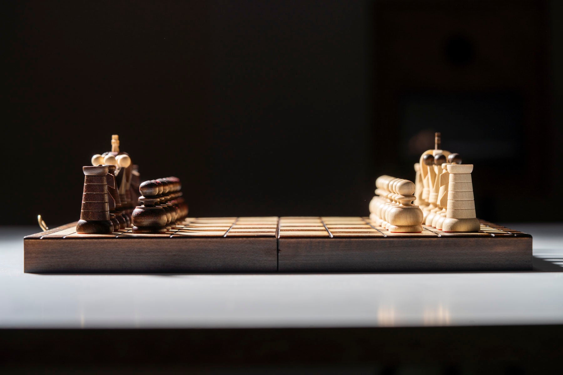 Jeu d'Echecs ROYAL MAXI en bois de charme et de hêtre, de taille moyenne (31 x 31cm) - Ensemble Complet - 8dfc216735c9e5f27ea5ae9bf40f4bf3