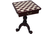 Table d'échecs en bois foncé avec un plateau carrré avec les coordonnées, sans pièces d'échecs