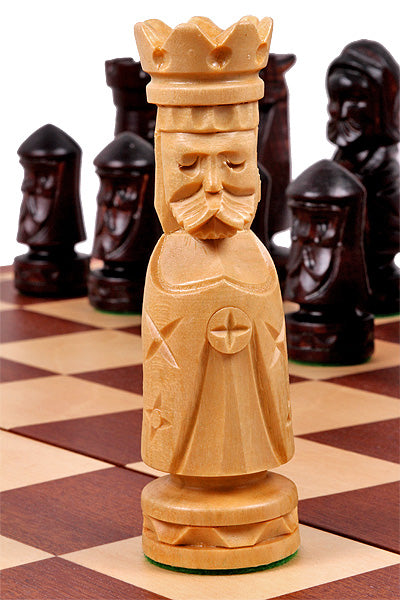 Jeu d'échecs en bois sculpté DU CHÂTEAU (60 x 60 cm) avec l'échiquier en marqueterie de bois d'acajou et sycomore - fe3a900b71b8e1335e041ae1df425940