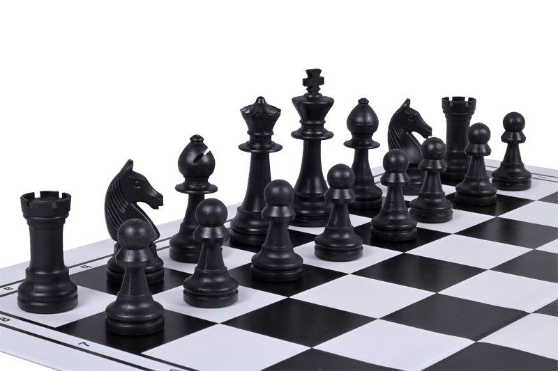 Les pièces d'échecs en plastique crème et noires de taille 6 dans un poly-sac (roi 96 mm) - 17244b6f8a81c836bd65d50d082b7bc7