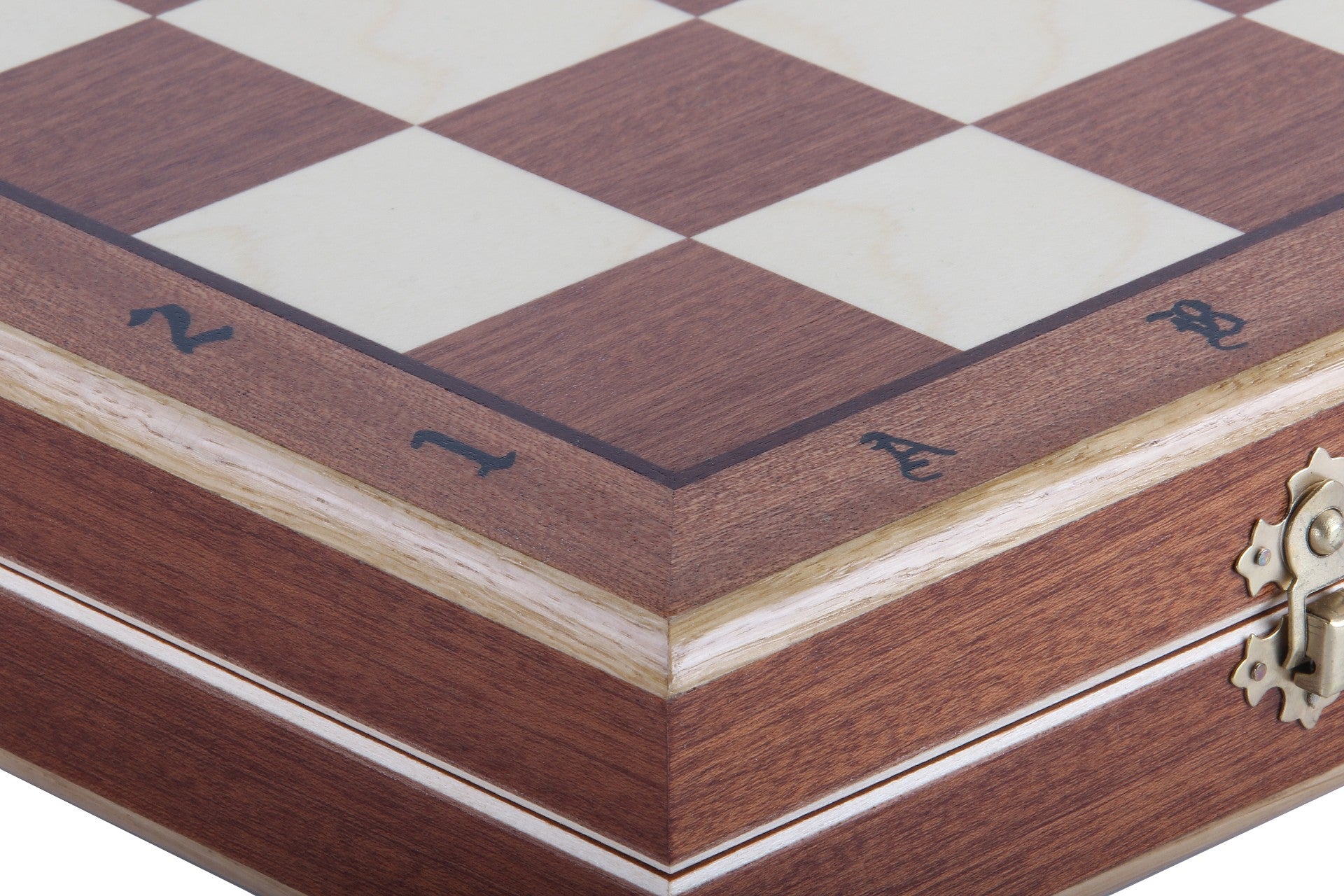 Jeu d'échecs ORAWA sculpté en bois avec l'échiquier en marqueterie de bois d'acajou et sycomore (49 x 49cm) - 00a98fc6f4bf1870e4f73b318b61ee9c