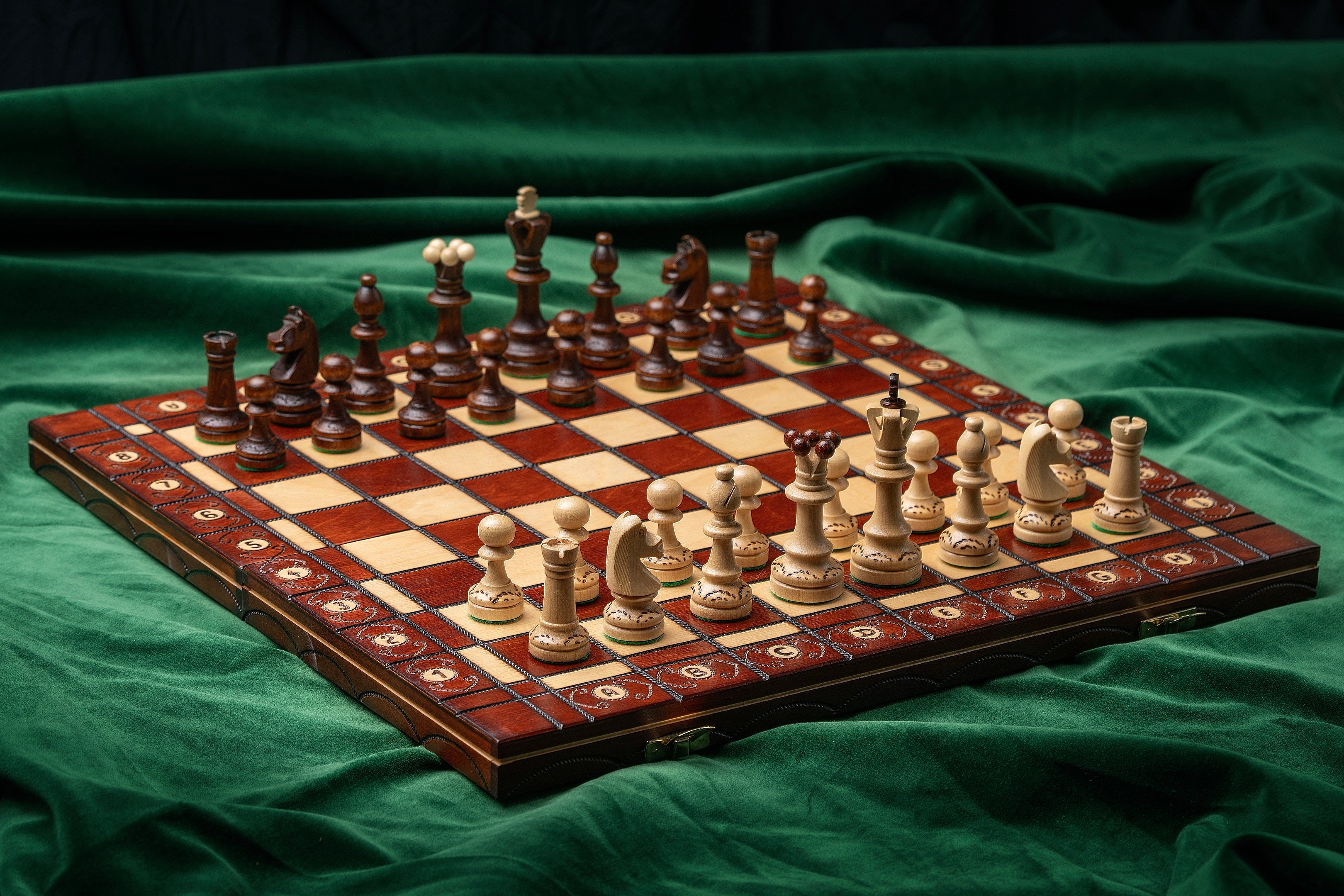 Jeu d'échecs SENATEUR en bois de charme, de taille moyenne (41 x 41cm) - Ensemble Complet d'une nouvelle gamme - 3796d02d260bf5d8bc9875df46c54e76