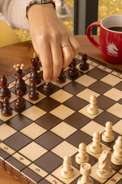 Jeu d'échecs PERLE Marron en bois de hêtre, de taille moyenne (36 x 36cm) - Ensemble Complet