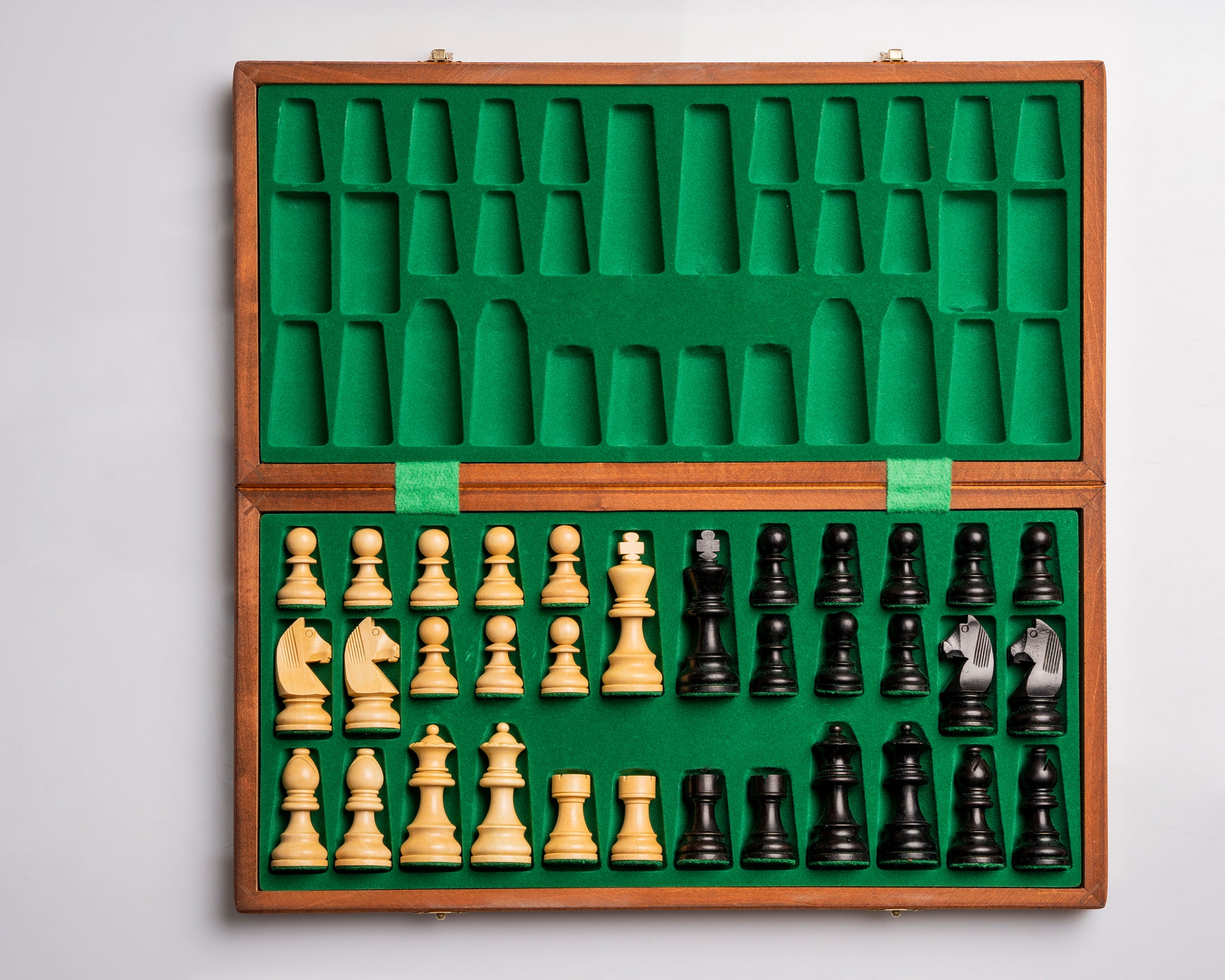 Jeu d'échecs de tournoi avec les pièces German Knight en bois teinté de taille 5 (48x48cm) - L'ensemble complet - e12c2bfba07ad68b5d07b09fd91fc2f1