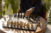 Échiquier Noir avec coordonnées en marqueterie de bois de sycomore  teinté  et naturel + Pièces d'échecs French Ebonized - Ensemble de taille 6