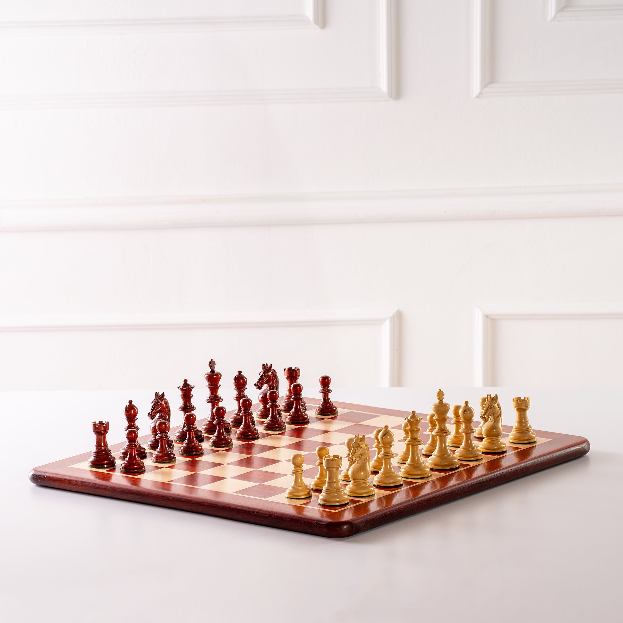 Échiquier Luxe avec les coins arrondis, en bois massif en marqueterie de bois de padouk et de buis (cases de 58x58mm) - échiquier de taille 6 sans coordonnées - Échiquier Luxe avec les coins arrondis, en bois massif en marqueterie de bois de padouk et de buis (cases de 58x58mm) - échiquier de taille 6 sans coordonnées
