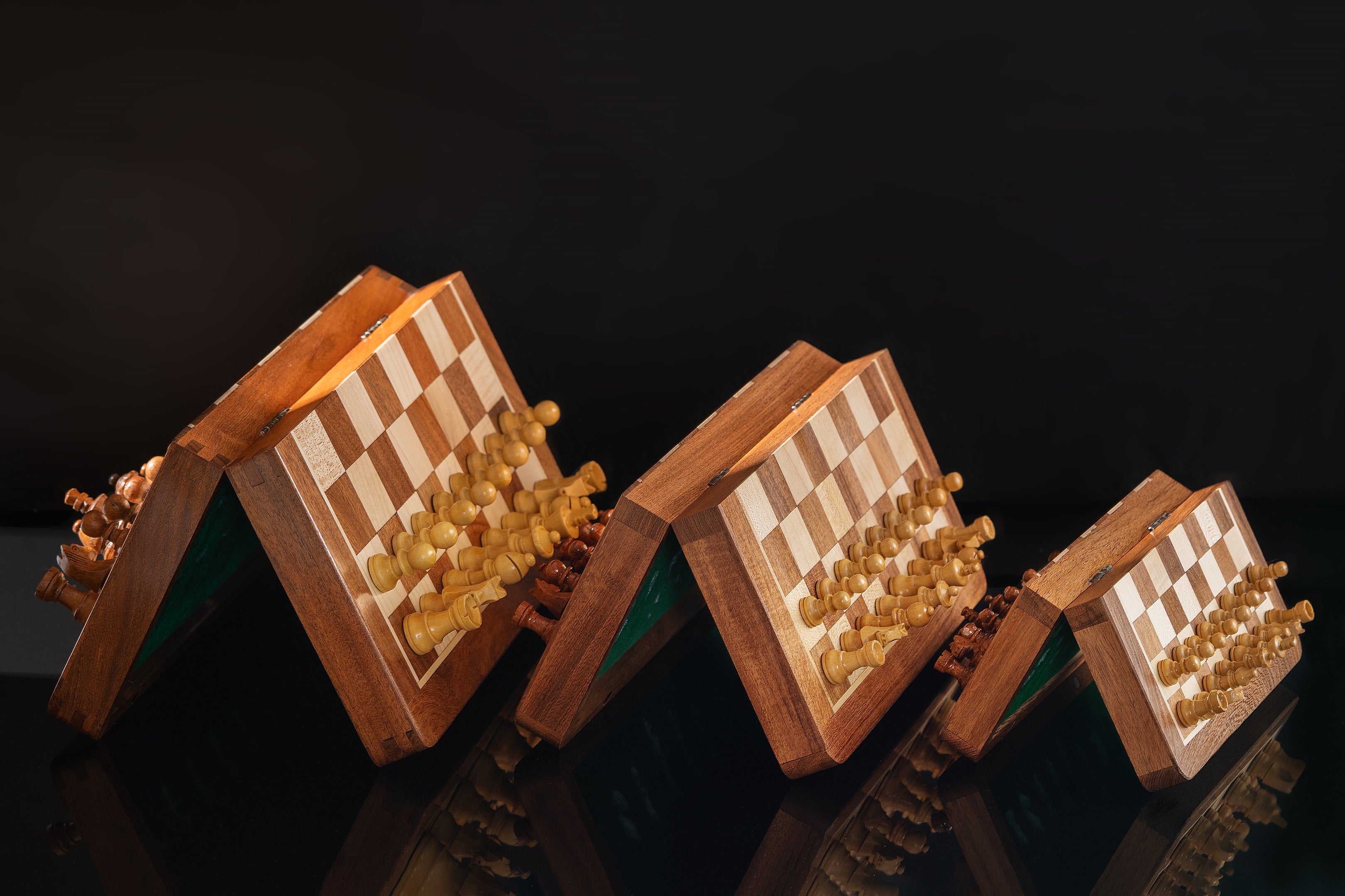 Jeu d'échecs Magnétique Pliant en bois d'acacia et buis de petite taille (18x18cm) - 6a537b9d87d1655a1ee168da6b082a0e