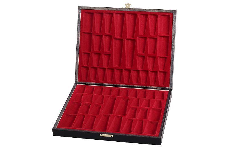 Elegantes piezas de ajedrez en un estuche de madera negro - Elegantes piezas de ajedrez en un estuche de madera negro