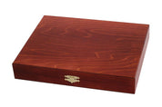 Elegantes piezas de ajedrez en un estuche de madera de color marrón