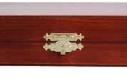 Elegantes piezas de ajedrez en un estuche de madera de color marrón