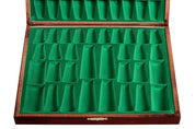 Elegantes piezas de ajedrez en un estuche de madera de color marrón