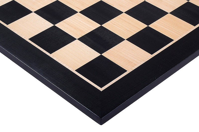 Échiquier en marqueterie de bois de sycomore naturel et teinté + Pièces d'échecs Timeless Ebonized - Ensemble de taille 5 - Échiquier en marqueterie de bois de sycomore naturel et teinté + Pièces d'échecs Timeless Ebonized - Ensemble de taille 5