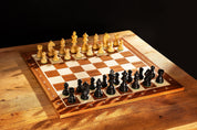 Échiquier avec coordonnées en marqueterie de bois d'acajou et sycomore  + Pièces d'échecs Timeless Ebonized - Ensemble de taille 6