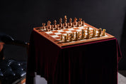Échiquier avec coordonnées en marqueterie de bois d'acajou et sycomore  + Pièces d'échecs Timeless Acacia - Ensemble de taille 6