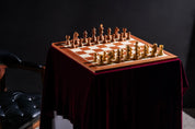 Échiquier avec coordonnées en marqueterie de bois de padouk et sycomore  + Pièces d'échecs Timeless Acacia - Ensemble de taille 5