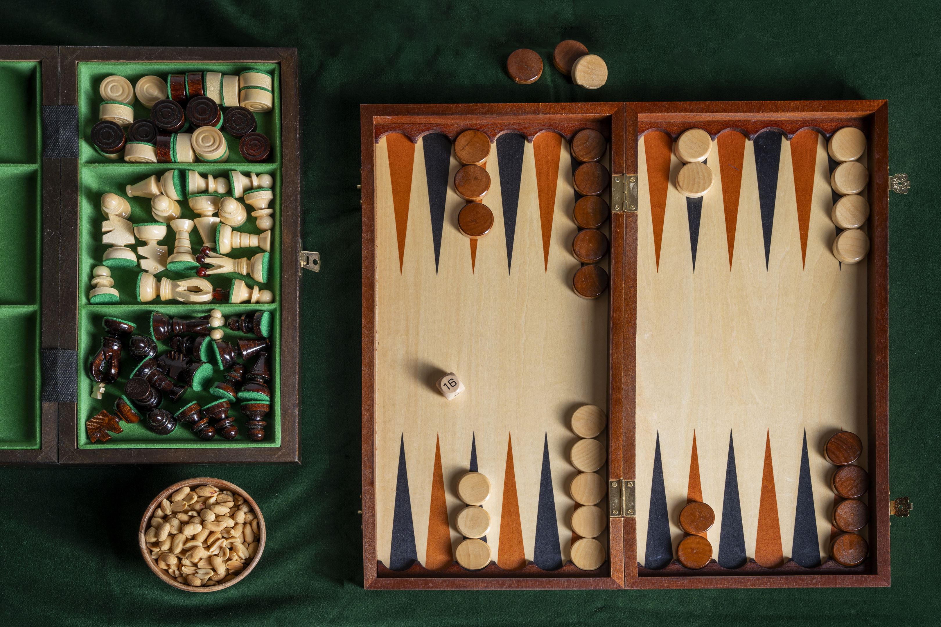 Jeu de Backgammon en bois teinté - de grande taille (48x28cm) - L'ensemble complet - 03ae9501799353668c2317e12779bdc8