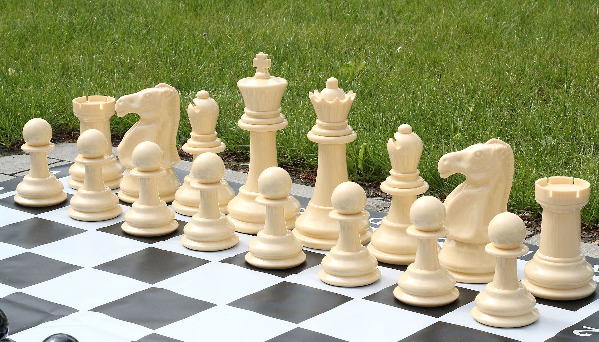 Pièces d'Echecs + Pions de Dames Jardin et extérieur / de petite taille (roi 20 cm) -  pièces d'échecs et pions de dames en plastique + échiquier en vinyle - Pièces d'Echecs + Pions de Dames Jardin et extérieur / de petite taille (roi 20 cm) -  pièces d'échecs et pions de dames en plastique + échiquier en vinyle