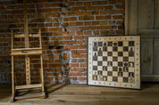 Elegante juego de ajedrez de madera de exposición con soporte