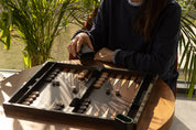 Backgammon dans un coffret en bois (52 x 43,5 cm)