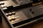 Backgammon dans un coffret en bois (52 x 43,5 cm)