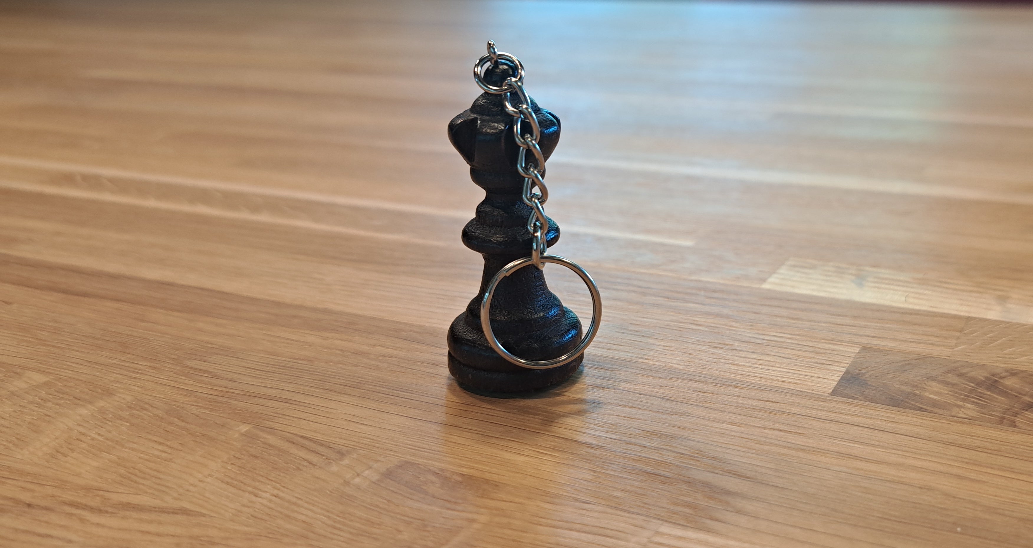 Porte clé - Dame noir / Pièce d'échecs en bois teinté en noir - Porte clé - Dame noir / Pièce d'échecs en bois teinté en noir