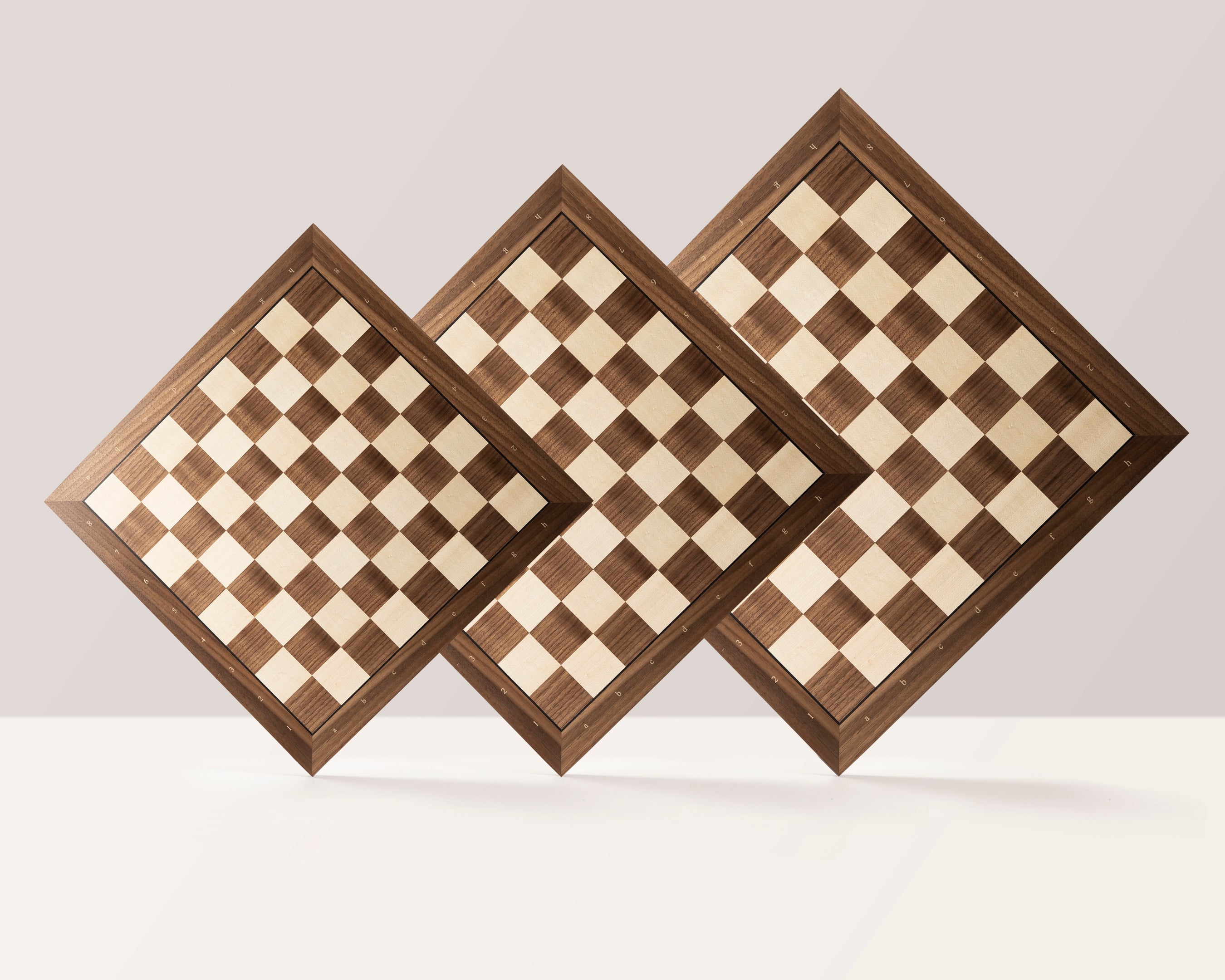 Echiquier avec coordonnées en marqueterie de bois de noyer et sycomore - échiquier luxe de Taille 5 avec une bande noire séparant les cases et les bords - Echiquier avec coordonnées en marqueterie de bois de noyer et sycomore - échiquier luxe de Taille 5 avec une bande noire séparant les cases et les bords